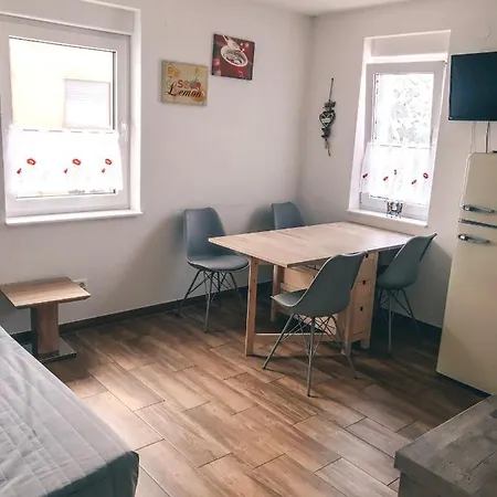 Creek House Apartment